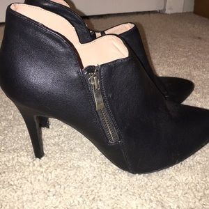 Black faux leather heel, size 9
